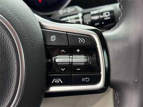 Used 2023 Kia Carnival LX image 23