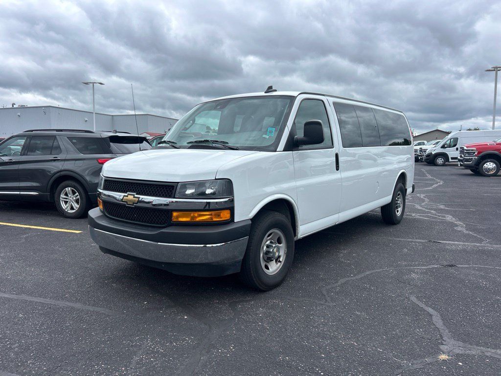 Used 2025 Chevrolet Express 3500 LT w/ LT Preferred Equipment Group RWD image 4