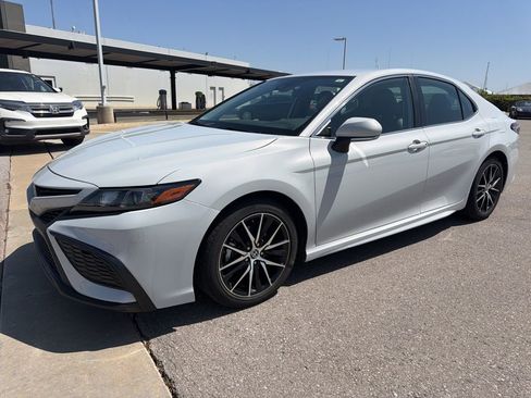Used 2023 Toyota Camry SE FWD image 1