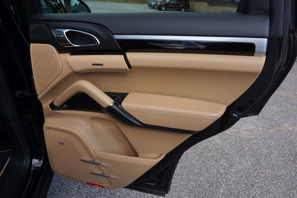 Used 2014 Porsche Cayenne Platinum Edition AWD/4WD image 27