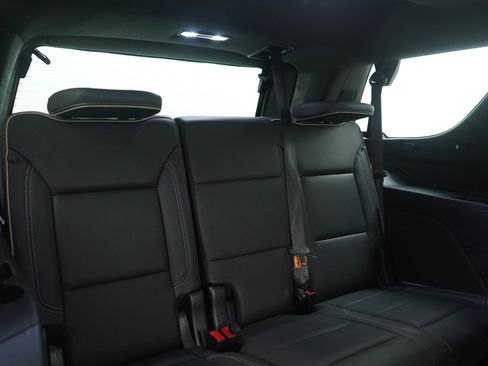 Used 2023 GMC Yukon SLT w/ SLT Luxury Package image 12