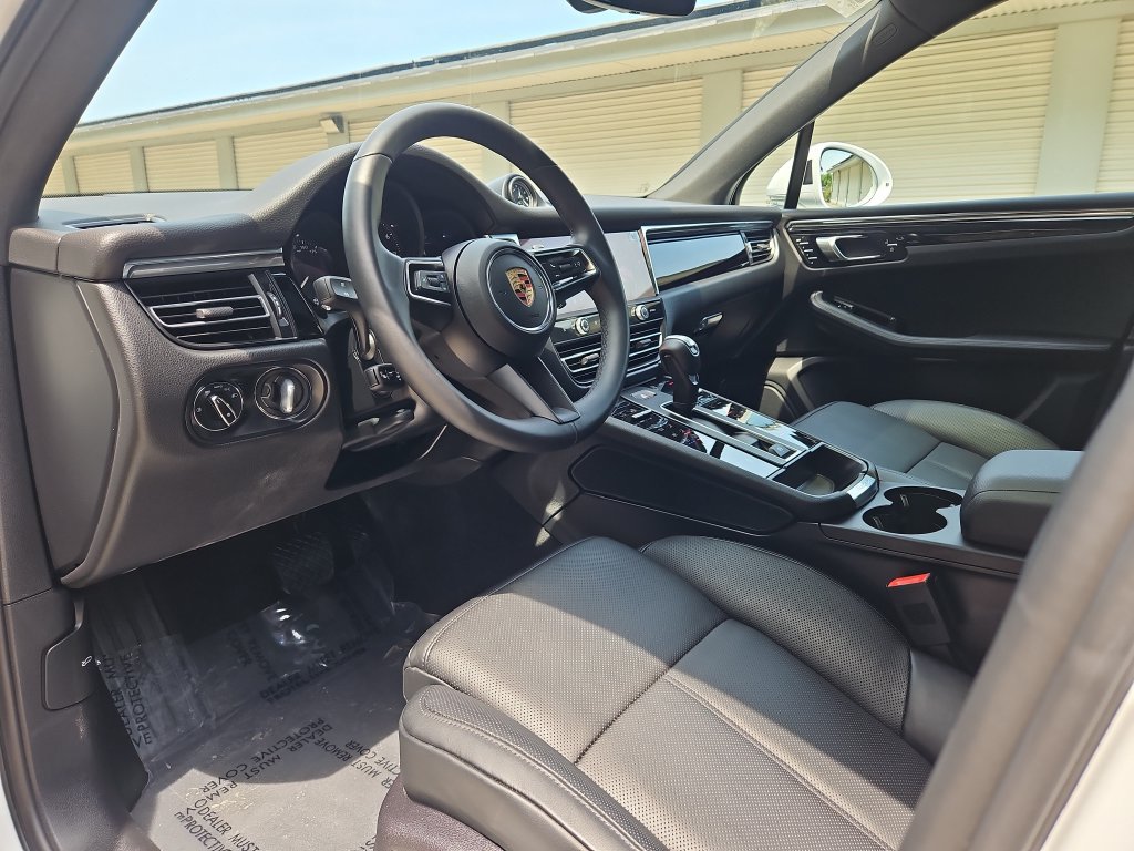 Certified 2026 Porsche Macan AWD/4WD image 4