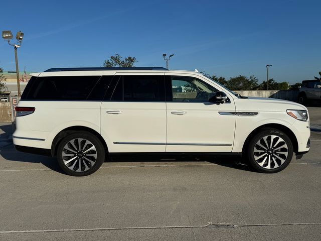 Used 2023 Lincoln Navigator L Reserve AWD/4WD image 2