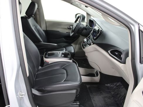 Used 2023 Chrysler Pacifica Touring-L FWD image 28