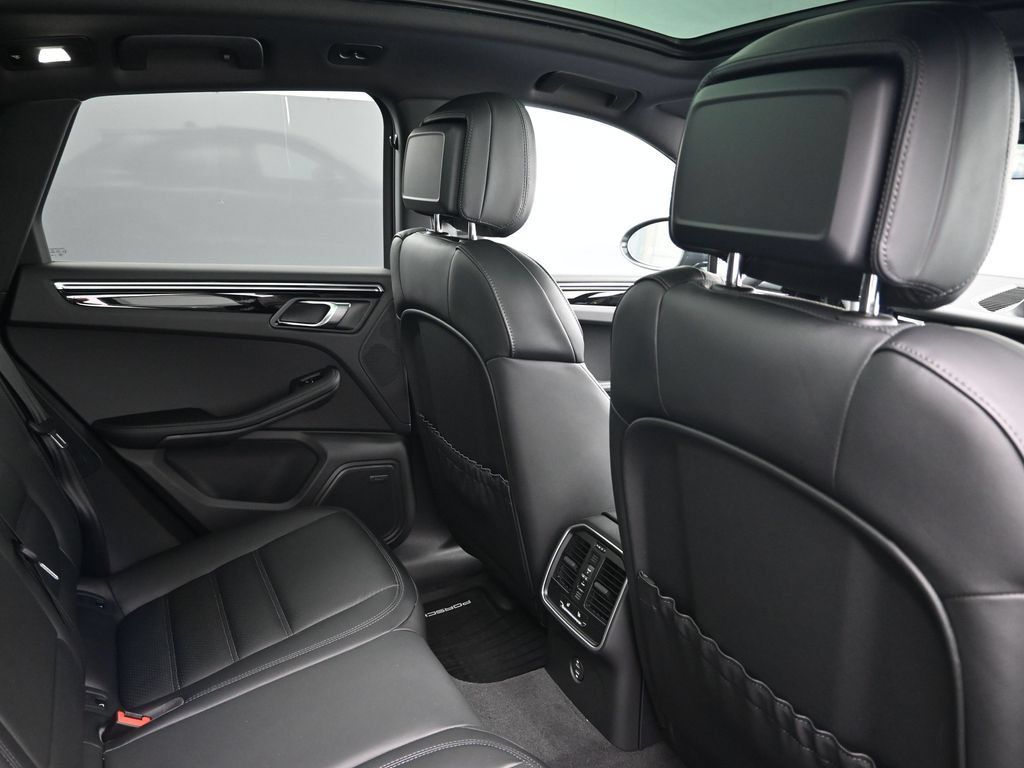 Certified 2026 Porsche Macan AWD/4WD image 7