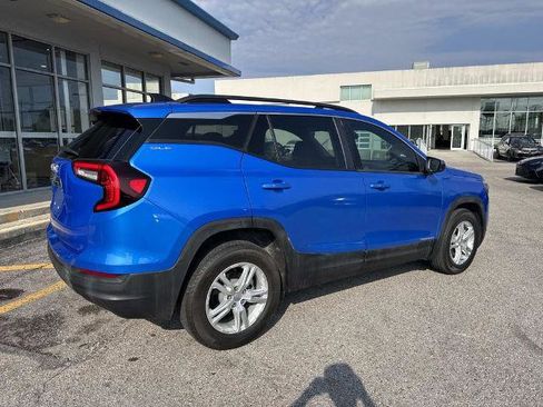 Used 2024 GMC Terrain SLE w/ Driver Convenience Package FWD image 8