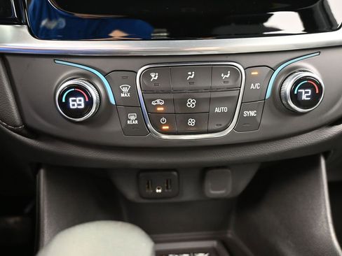 Used 2023 Chevrolet Traverse LT image 25