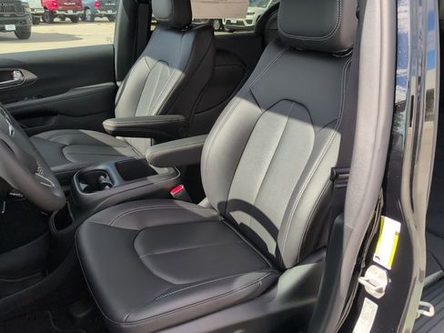 New 2026 Chrysler Pacifica Select image 2