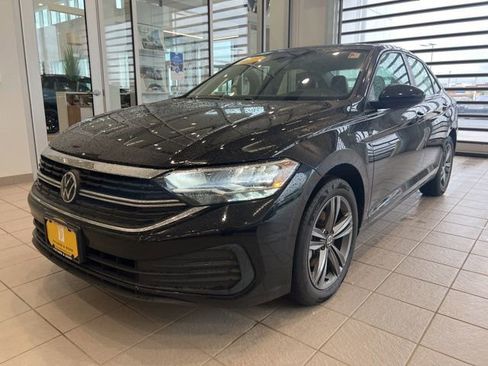Used 2023 Volkswagen Jetta SE w/ Panoramic Sunroof Package FWD image 3