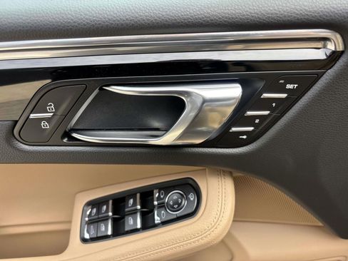 Used 2025 Porsche Macan image 23