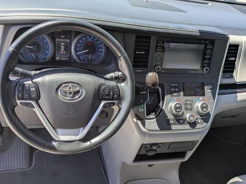 Used 2020 Toyota Sienna XLE w/ XLE Navigation Package FWD image 17