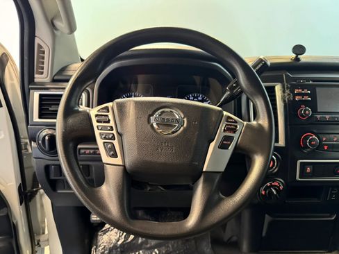 Used 2018 Nissan Titan S AWD/4WD image 10