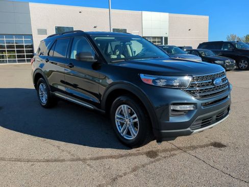 Used 2022 Ford Explorer XLT w/ Equipment Group 202A image 2