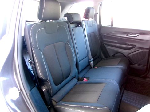Used 2023 Jeep Grand Cherokee Laredo w/ Luxury Tech Group I AWD/4WD image 18