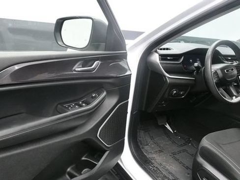 Used 2022 Jeep Grand Cherokee Laredo AWD/4WD image 18