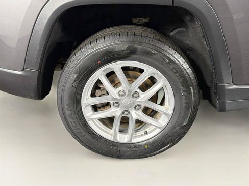 Used 2023 Jeep Grand Cherokee Laredo w/ Luxury Tech Group I AWD/4WD image 34