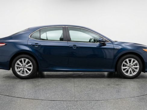 Used 2025 Toyota Camry LE image 11