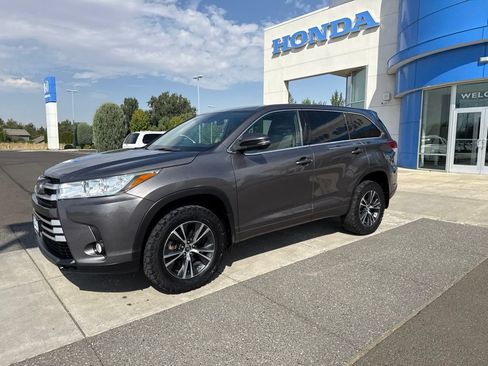 Used 2018 Toyota Highlander Plus AWD/4WD image 12