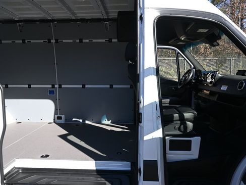 Used 2025 Mercedes-Benz Sprinter 2500 image 23
