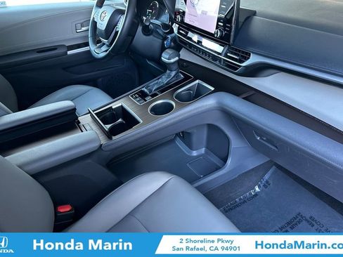 Used 2022 Toyota Sienna XLE image 19