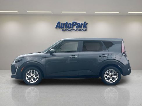 Used 2023 Kia Soul LX w/ LX Technology Package image 4