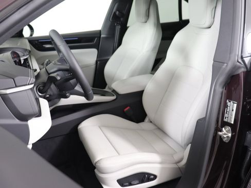 Certified 2025 Porsche Macan 4S Electric AWD/4WD image 5