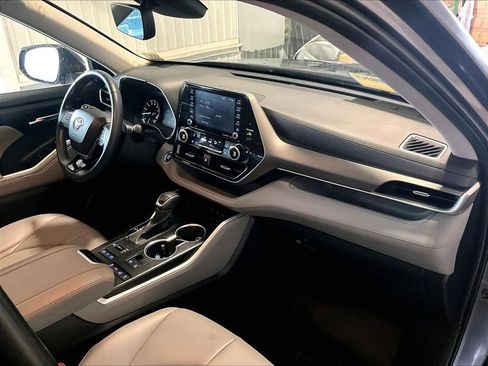 Used 2021 Toyota Highlander XLE AWD/4WD image 14