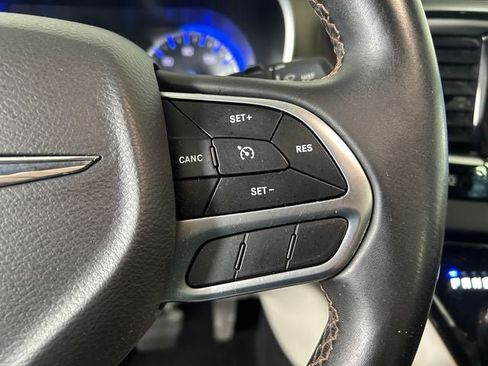 Used 2017 Chrysler Pacifica Touring-L FWD image 17