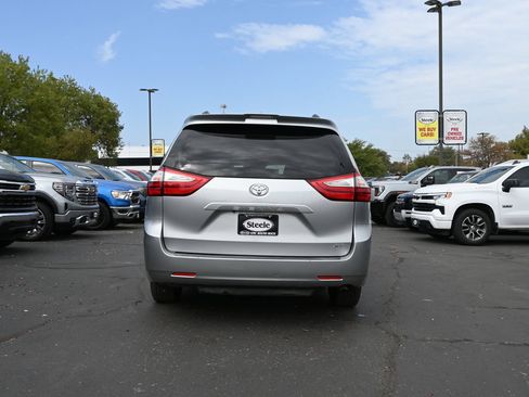 Used 2019 Toyota Sienna XLE FWD image 6