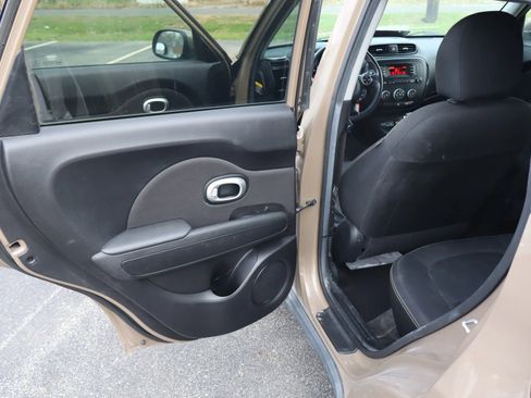 Used 2015 Kia Soul + image 17