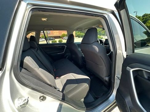 Used 2021 Toyota RAV4 LE FWD image 17