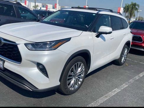 Used 2023 Toyota Highlander Platinum image 1