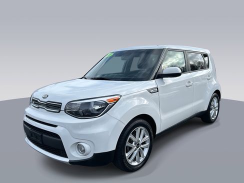 Used 2017 Kia Soul + image 7