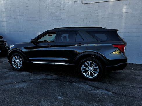 Used 2022 Ford Explorer XLT w/ Equipment Group 202A image 5