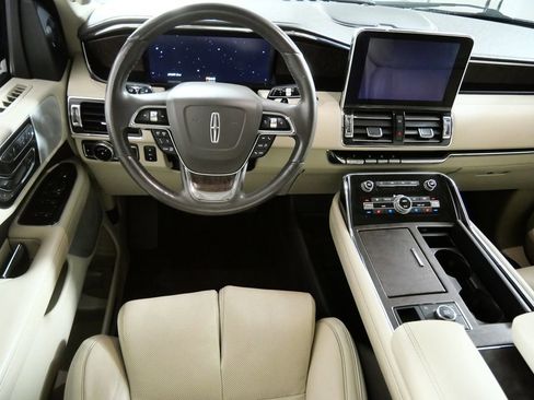 Certified 2021 Lincoln Navigator Reserve w/ Luxury Package AWD/4WD image 4