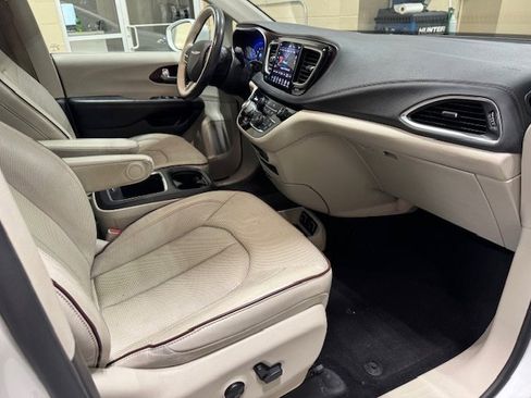 Used 2020 Chrysler Pacifica Limited image 6