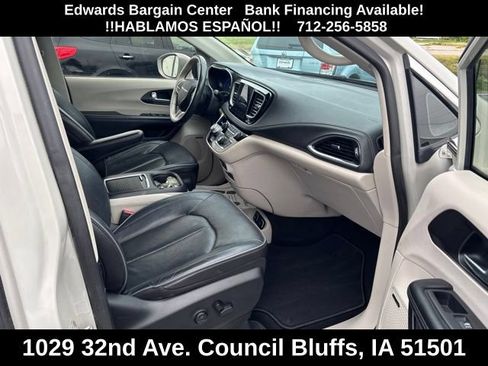 Used 2020 Chrysler Pacifica Limited w/ Tire & Wheel Group FWD image 9
