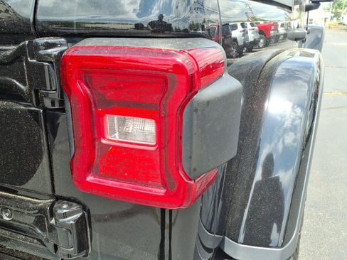 Certified 2022 Jeep Wrangler Unlimited Rubicon w/ LED Lighting Group AWD/4WD image 14