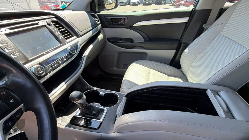 Used 2018 Toyota Highlander Plus FWD image 21