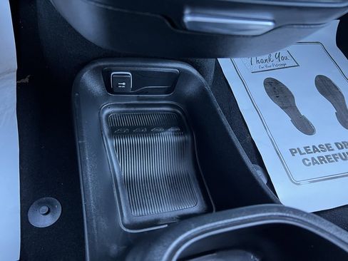 Used 2025 Chrysler Pacifica Select image 42