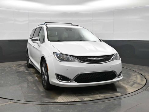Used 2017 Chrysler Pacifica Limited w/ UConnect Theater Package image 2