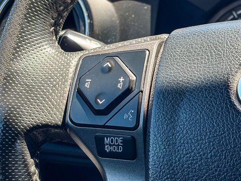 Used 2017 Toyota Tacoma TRD Sport AWD/4WD image 18