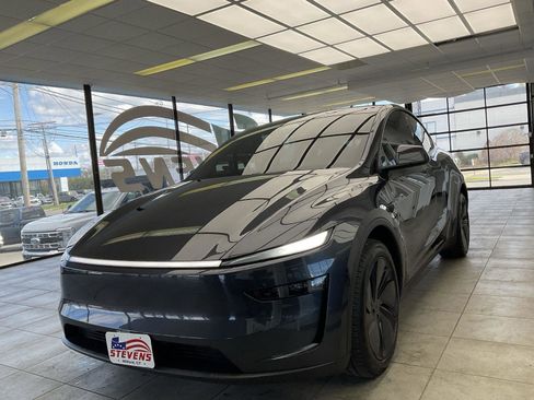 Used 2026 Tesla Model Y AWD image 3