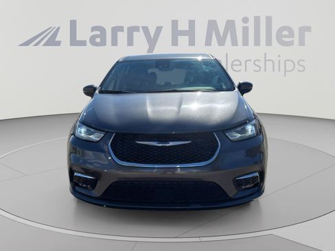 Used 2023 Chrysler Pacifica Touring-L FWD image 9