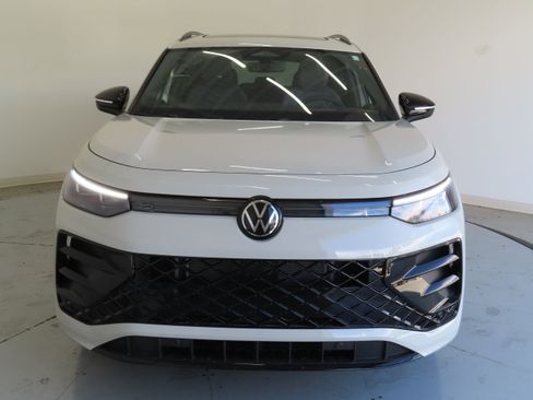 New 2026 Volkswagen Tiguan SE R-Line FWD image 9