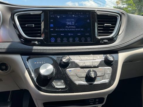 Used 2017 Chrysler Pacifica Limited w/ UConnect Theater Package FWD image 18