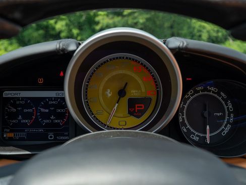 Used 2018 Ferrari California T RWD image 36