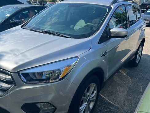 Used 2018 Ford Escape SE FWD image 1