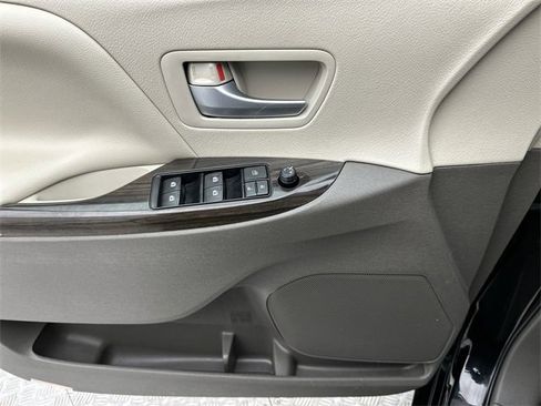 Used 2015 Toyota Sienna XLE image 13