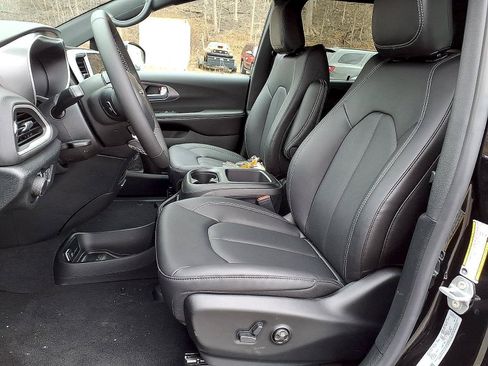New 2026 Chrysler Voyager LX FWD image 7